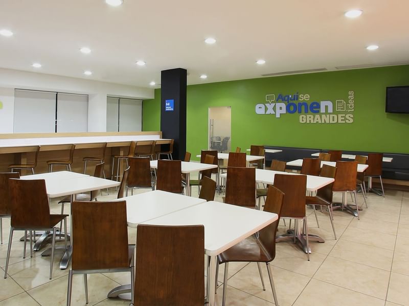 Mesas de comedor en la sala de desayunos de One Hotels