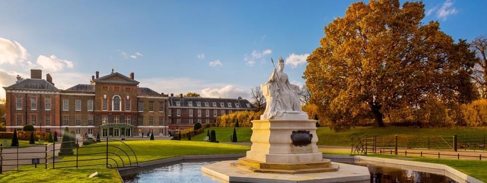 A statue in Kensington Palace near The Londoner Hotel