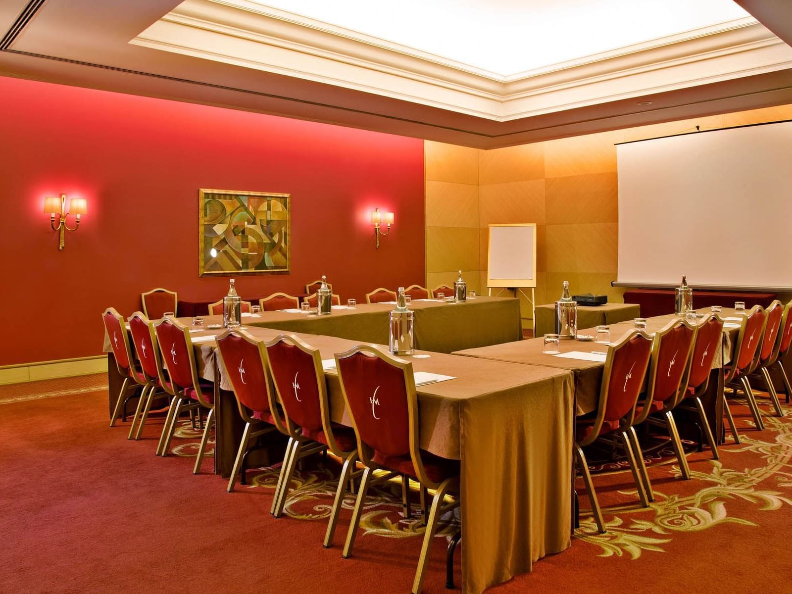 Room with tables arranged in cube at Hotel Cascais Miragem