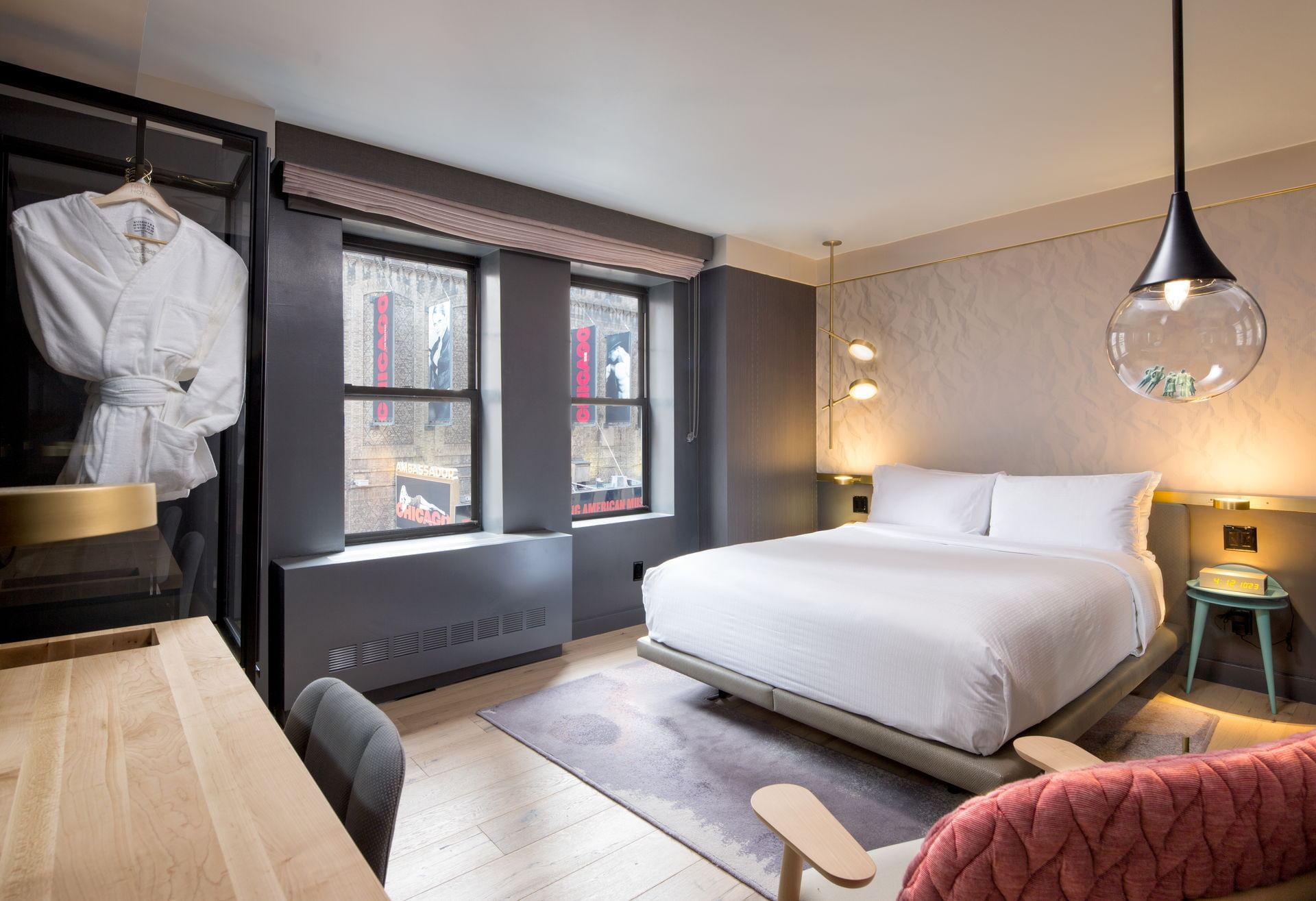 Hotel Rooms in Manhattan, Accommodations