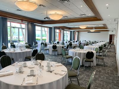 Table arrangements in Waterfront Room at Manteo Resort