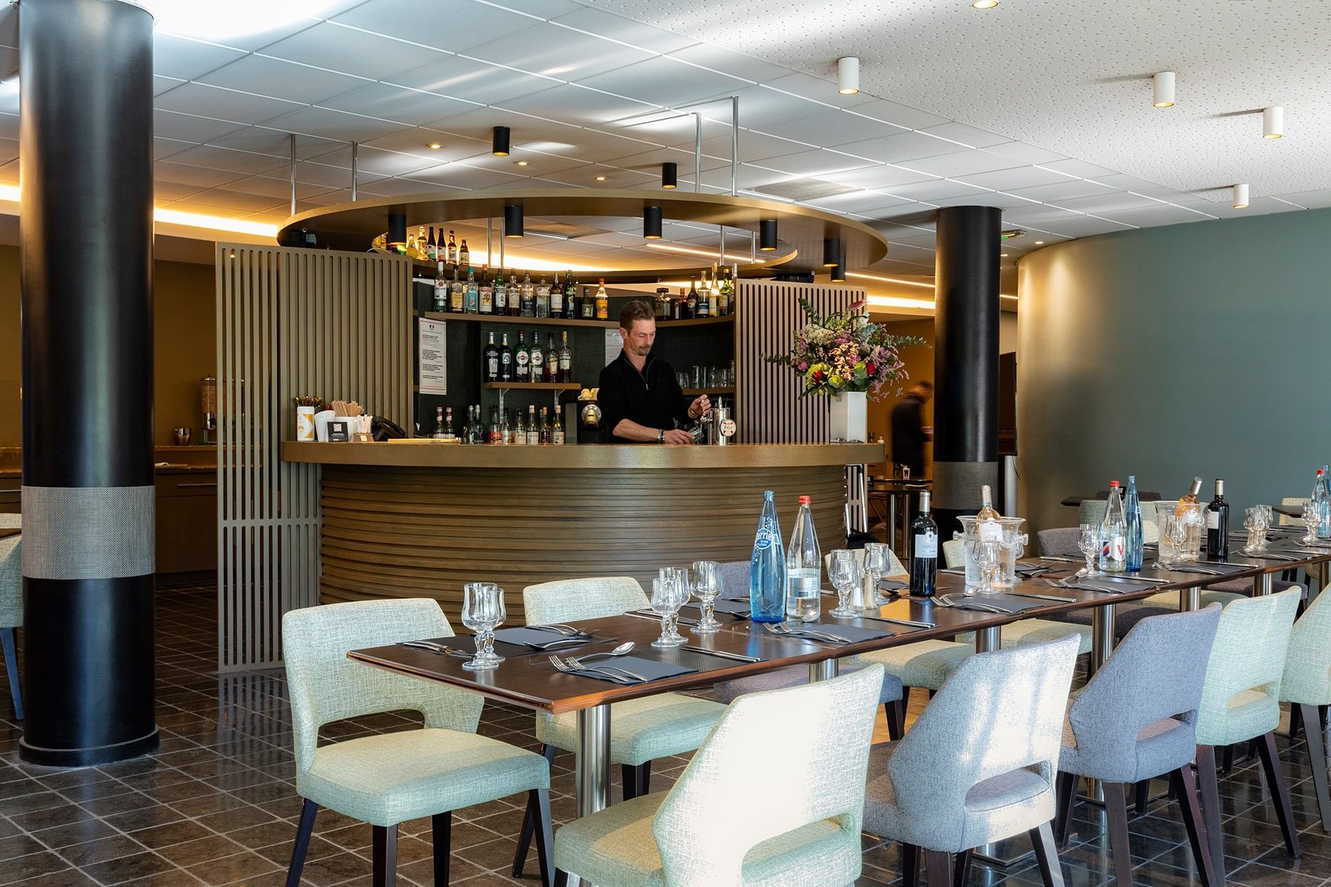 Longue table à manger dans un bar à l'Escale Oceania Aix-en-Provence