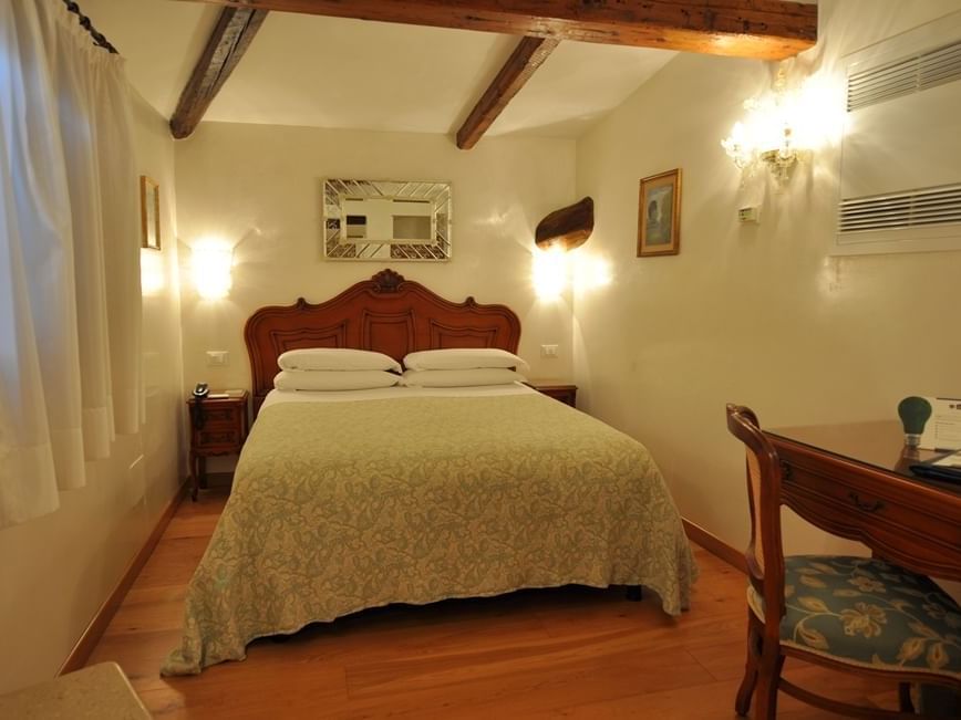 Classic suite with a King bed & furniture at Hotel Bisanzio