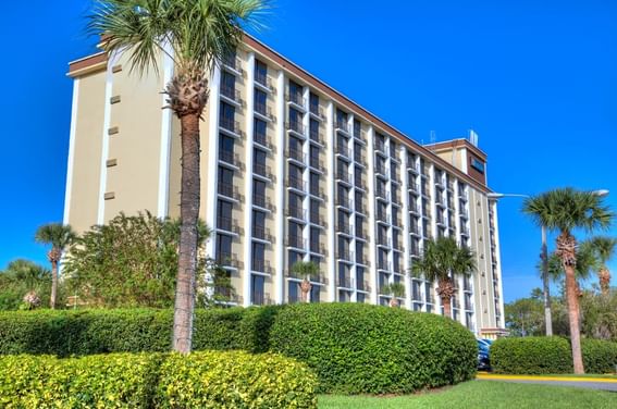 Exterior view of Rosen Inn International surrounded by lush greenery