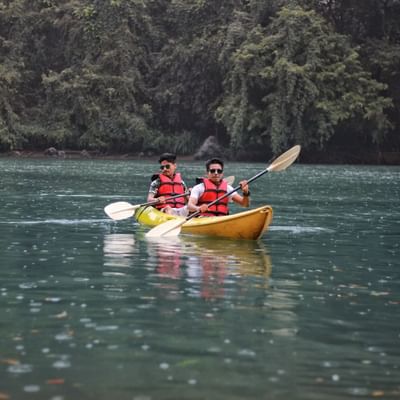 2 men kayaking on Raab river near Falkensteiner Hotels