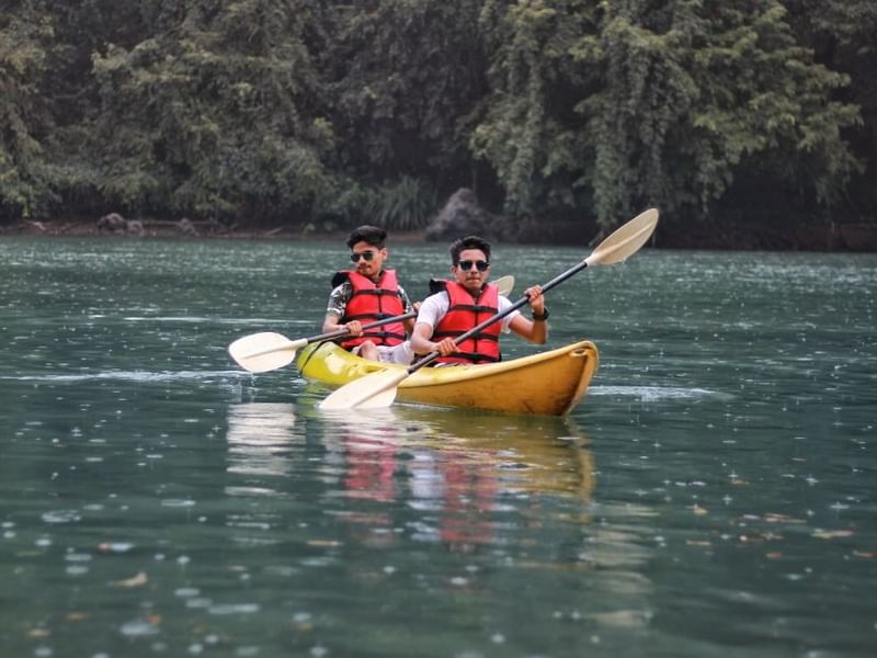 2 men kayaking on Raab river near Falkensteiner Hotels