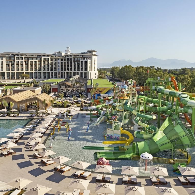 Аэрофото бассейнов и аквапарка на территории отеля Cullinan Belek в Анталье.