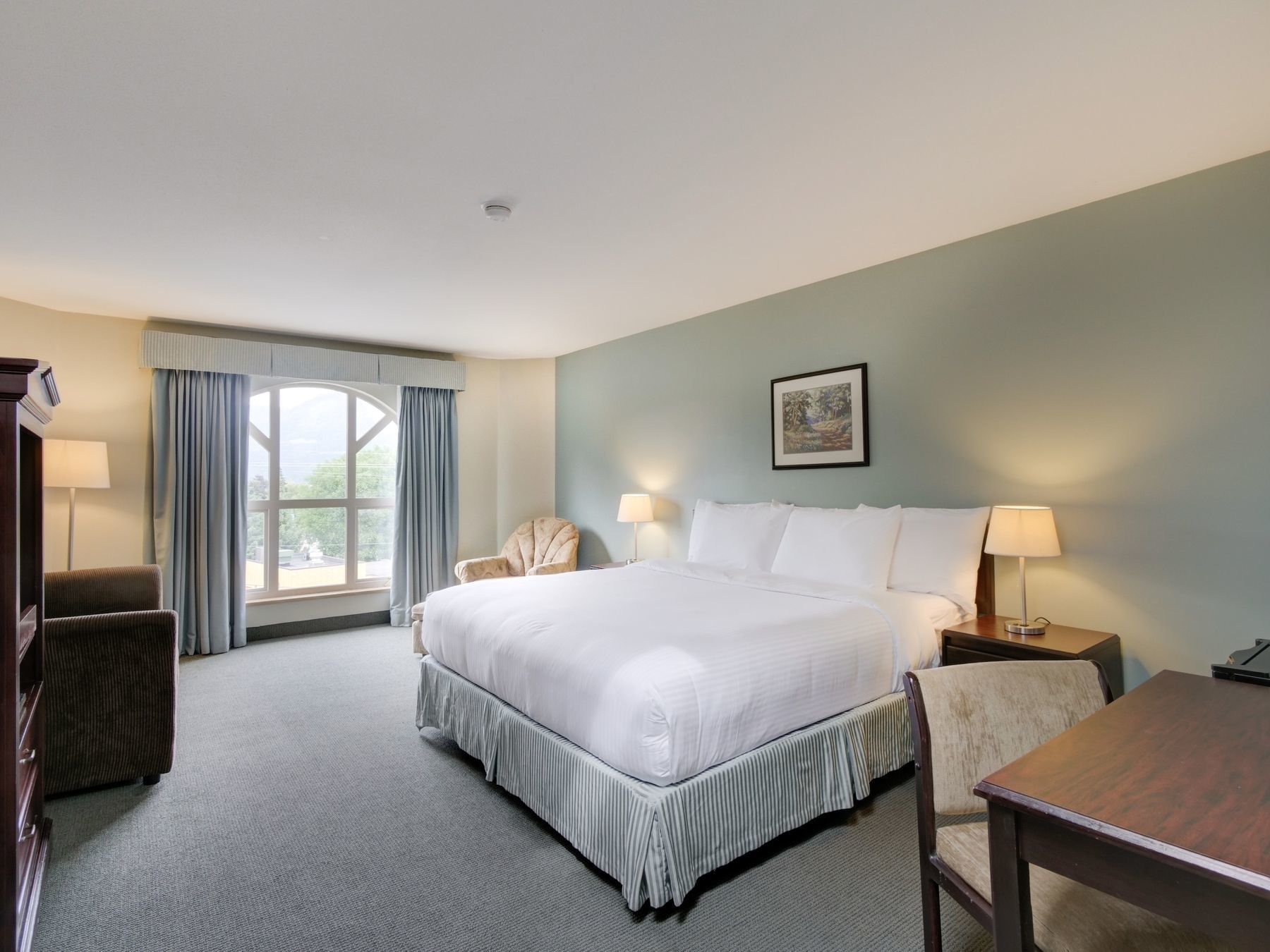 bed in spacious room with window