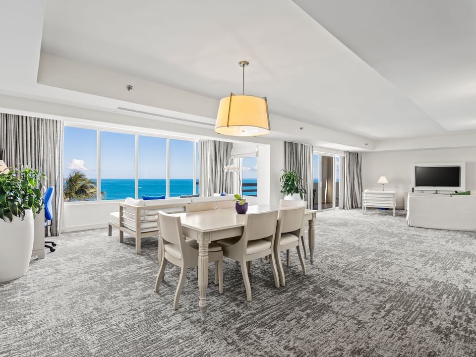 Comedor y sofa en Las Brisas, suite de dos habitaciones con vista al mar en El Conquistador Resort