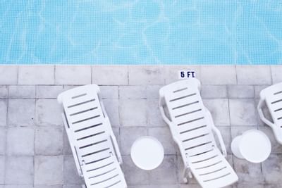 Vista desde arriba de las tumbonas junto a la piscina en Crest Hotel & Suites