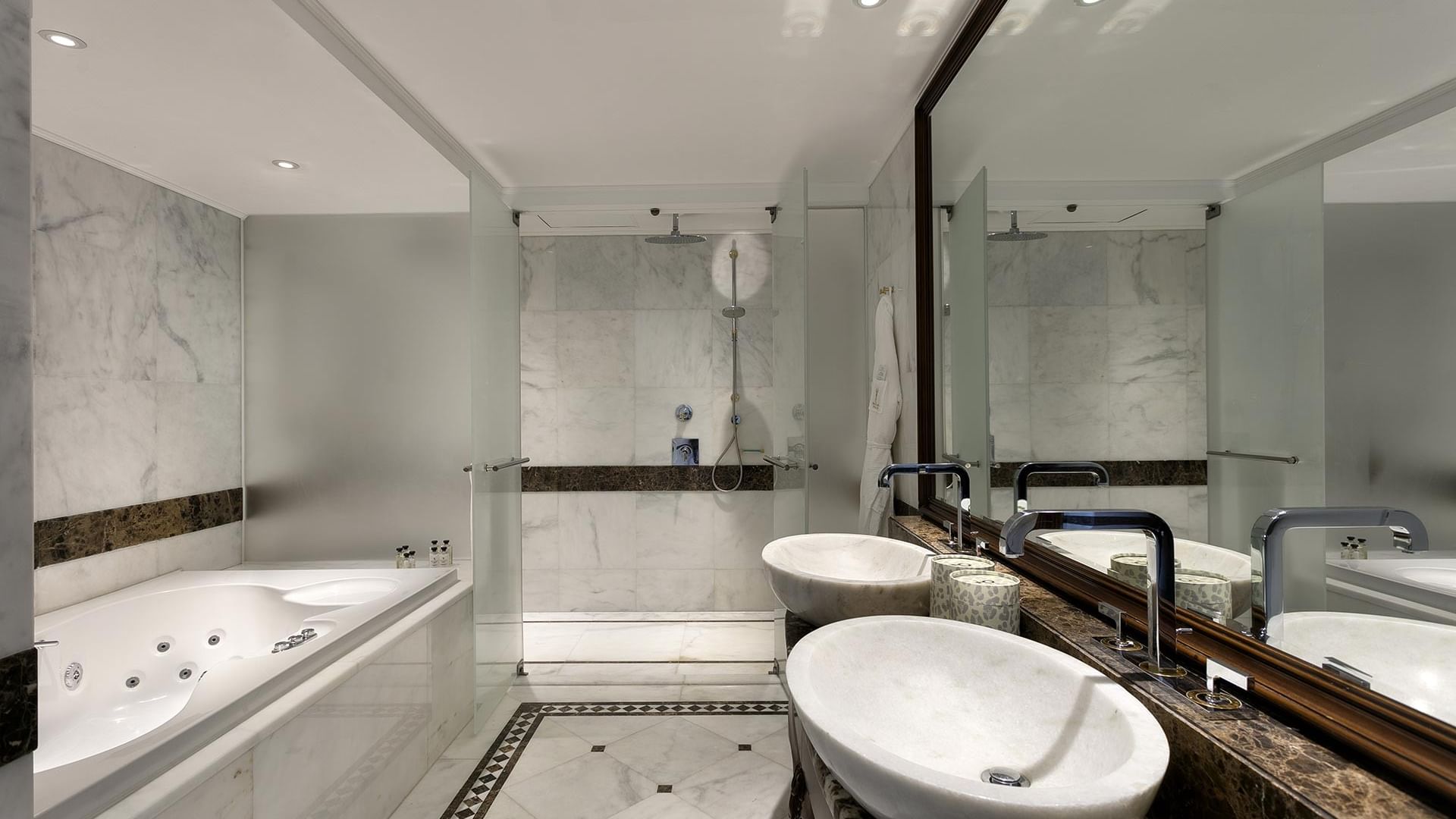 Просторная ванная комната с ванной, двумя раковинами и зеркалом, отражающим интерьер, в гранд двухуровневом люксе