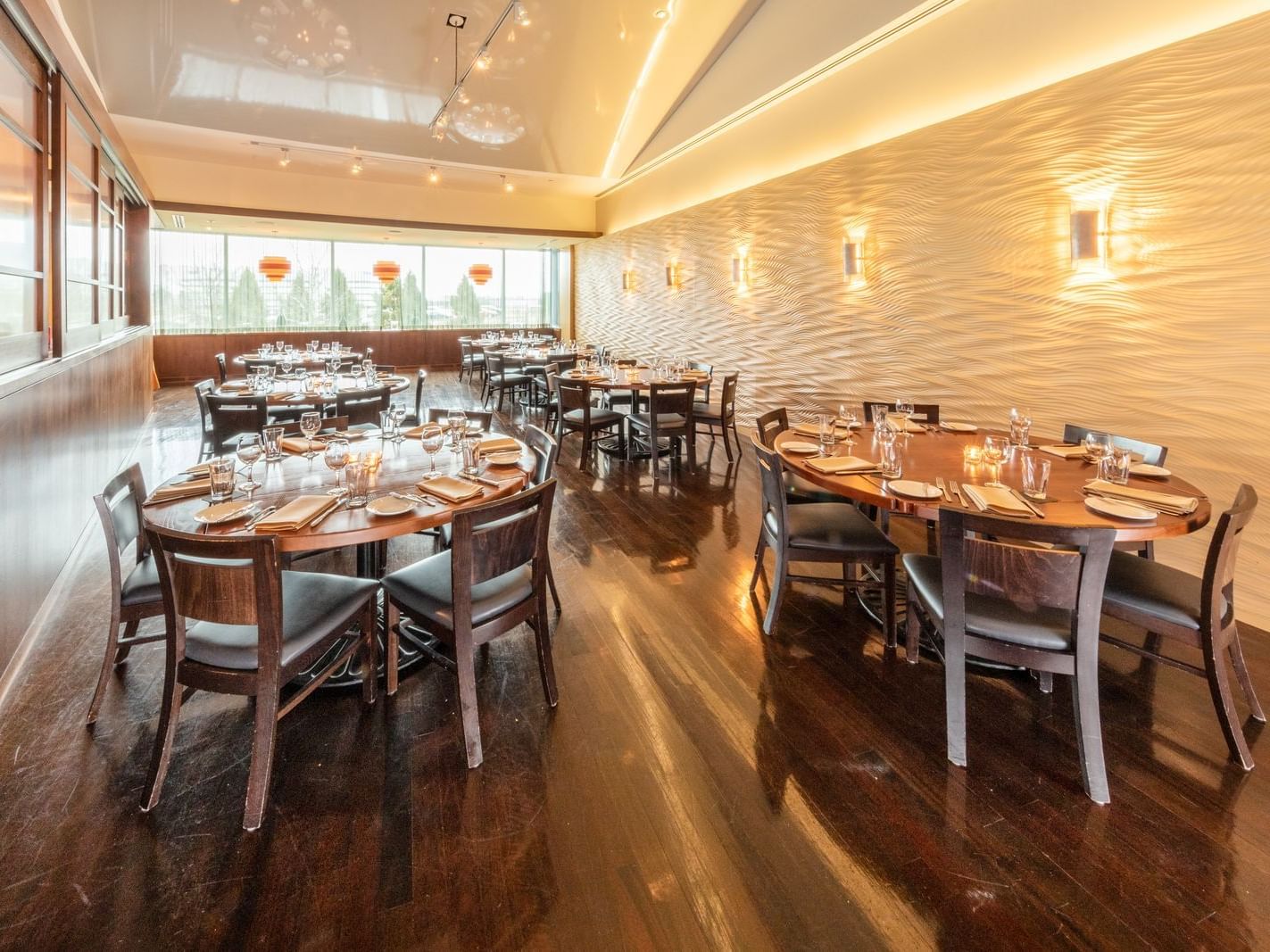Dining area with tables and chairs in Trading Floor Room at CityGate Grille, Naperville Hotel Arista.
