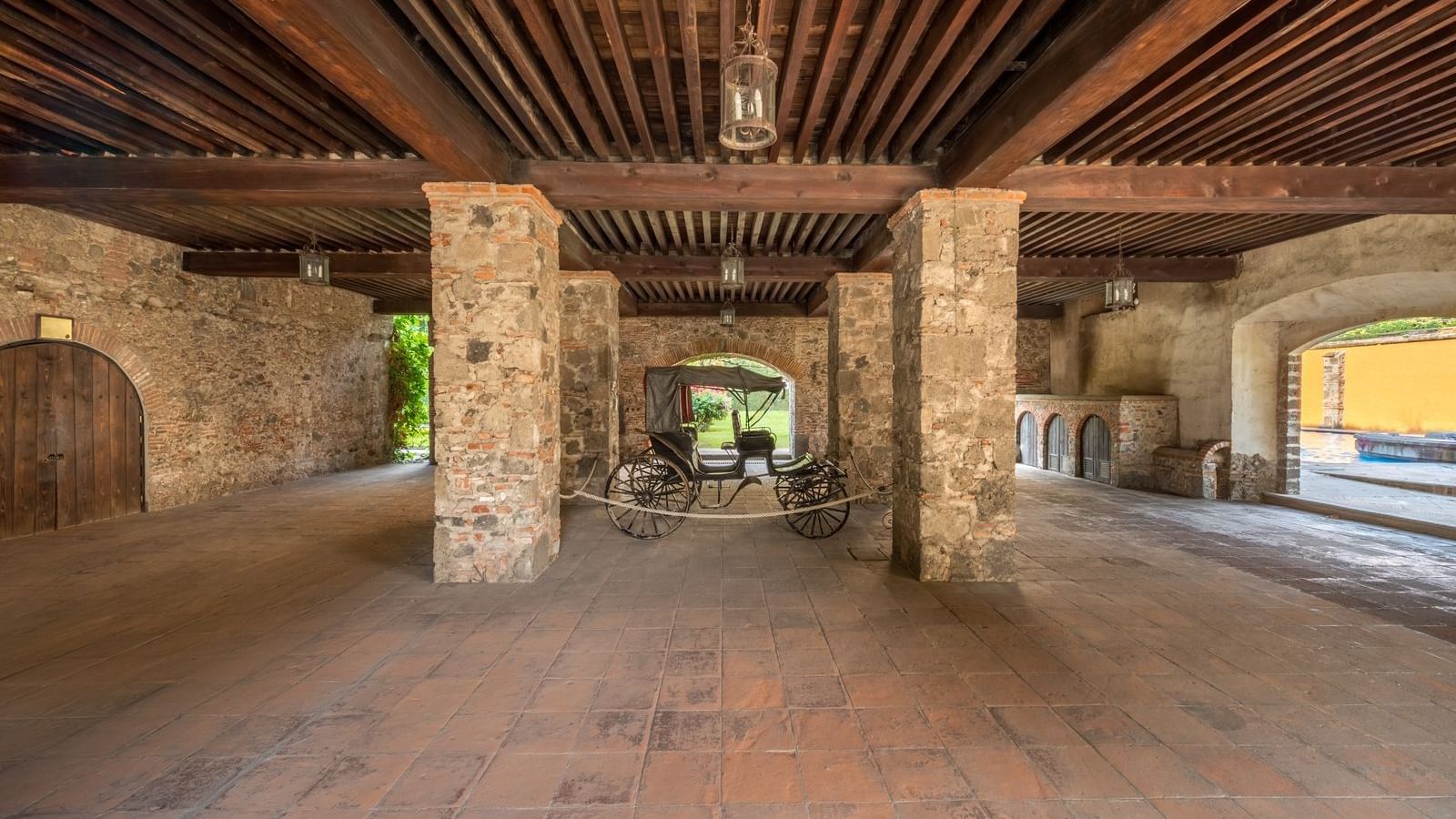 Ancient cart placed at Fiesta Americana Hacienda San Antonio