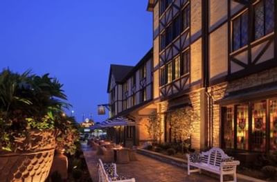 courtyard in the evening at Cheshire Inn St Louis