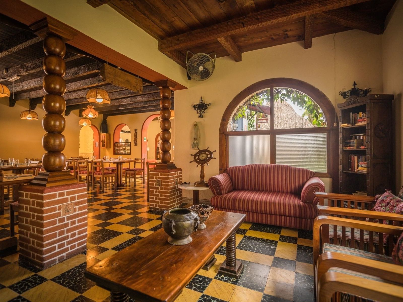 Dining & lounge area in the restaurant at Regis Hotel & Spa