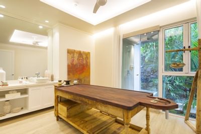 Spa room with a table and vanity at Retreat Costa Rica