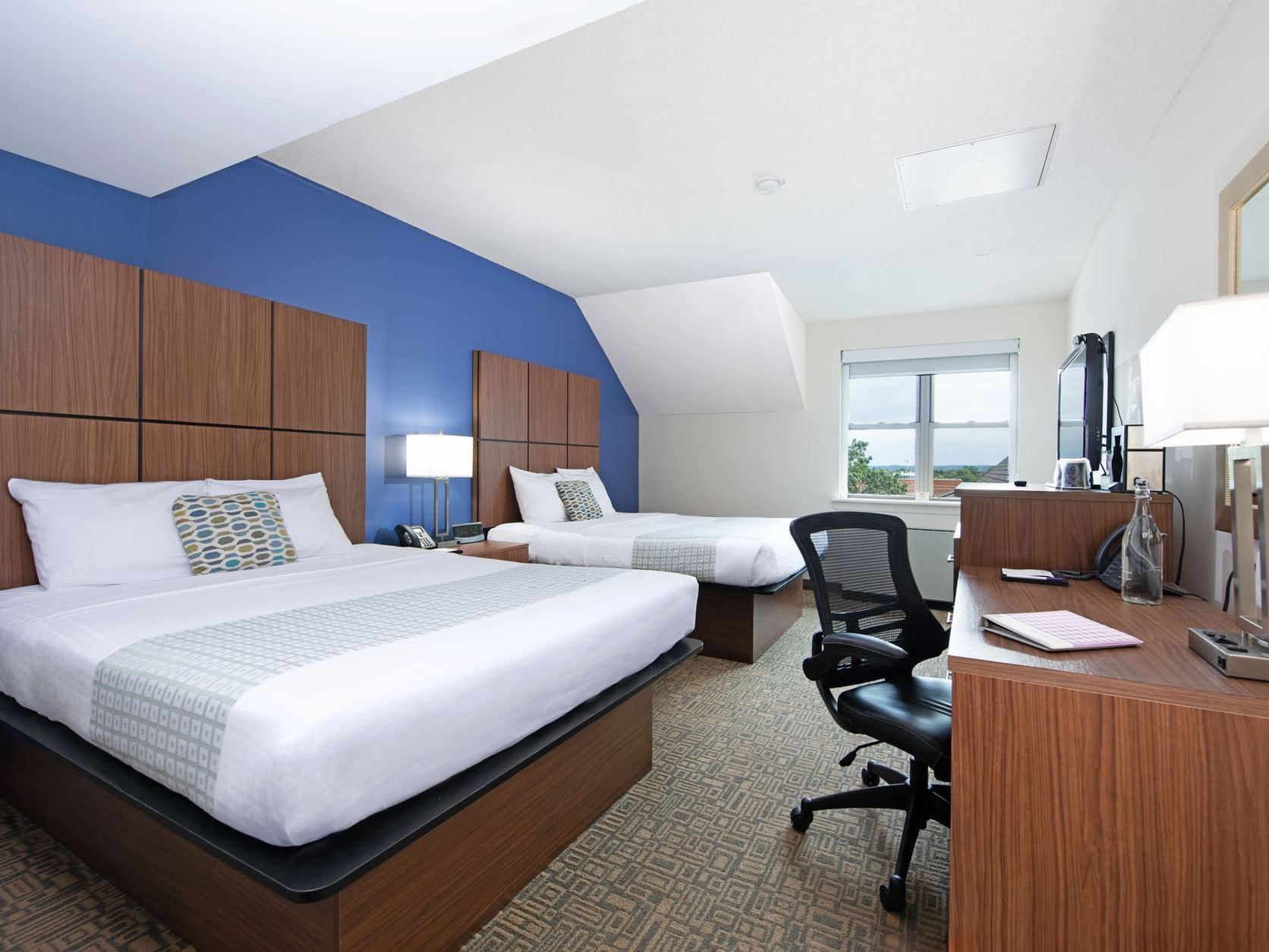 Standard Double Queen bedroom at Kellogg Conference Center