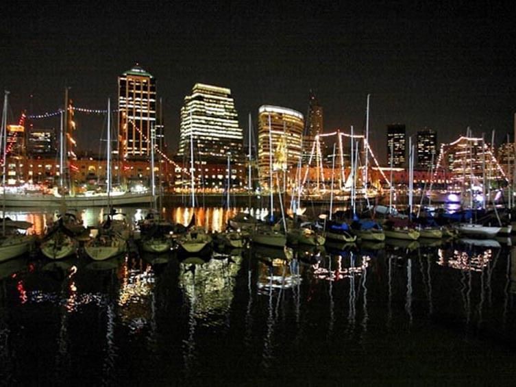 Vista exterior del puerto de Puerto Madero en la noche con las luces de la ciudad cerca del Hotel Emperador Buenos Aires