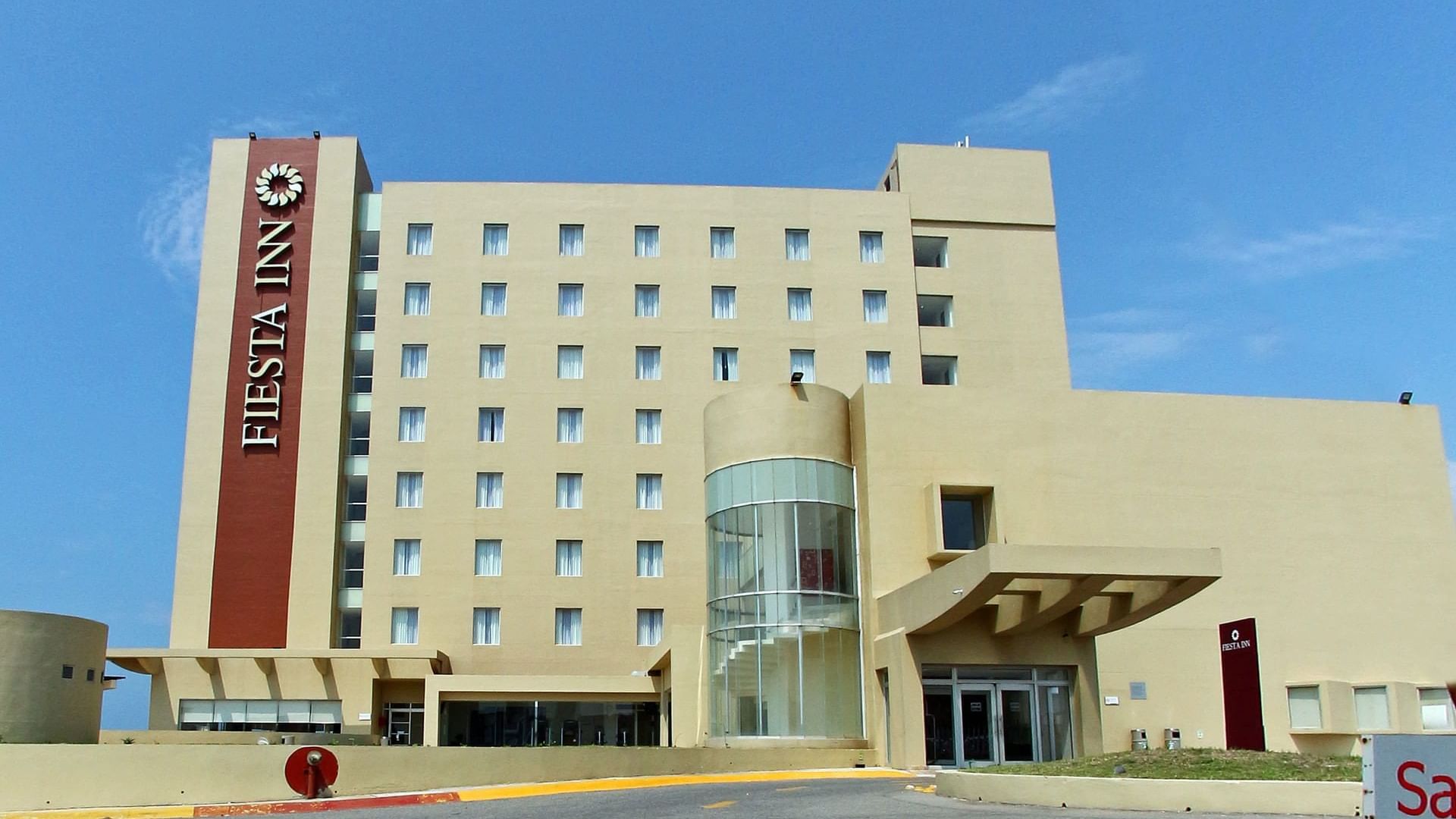Exterior view of Fiesta Inn Coatzacoalcos & car park