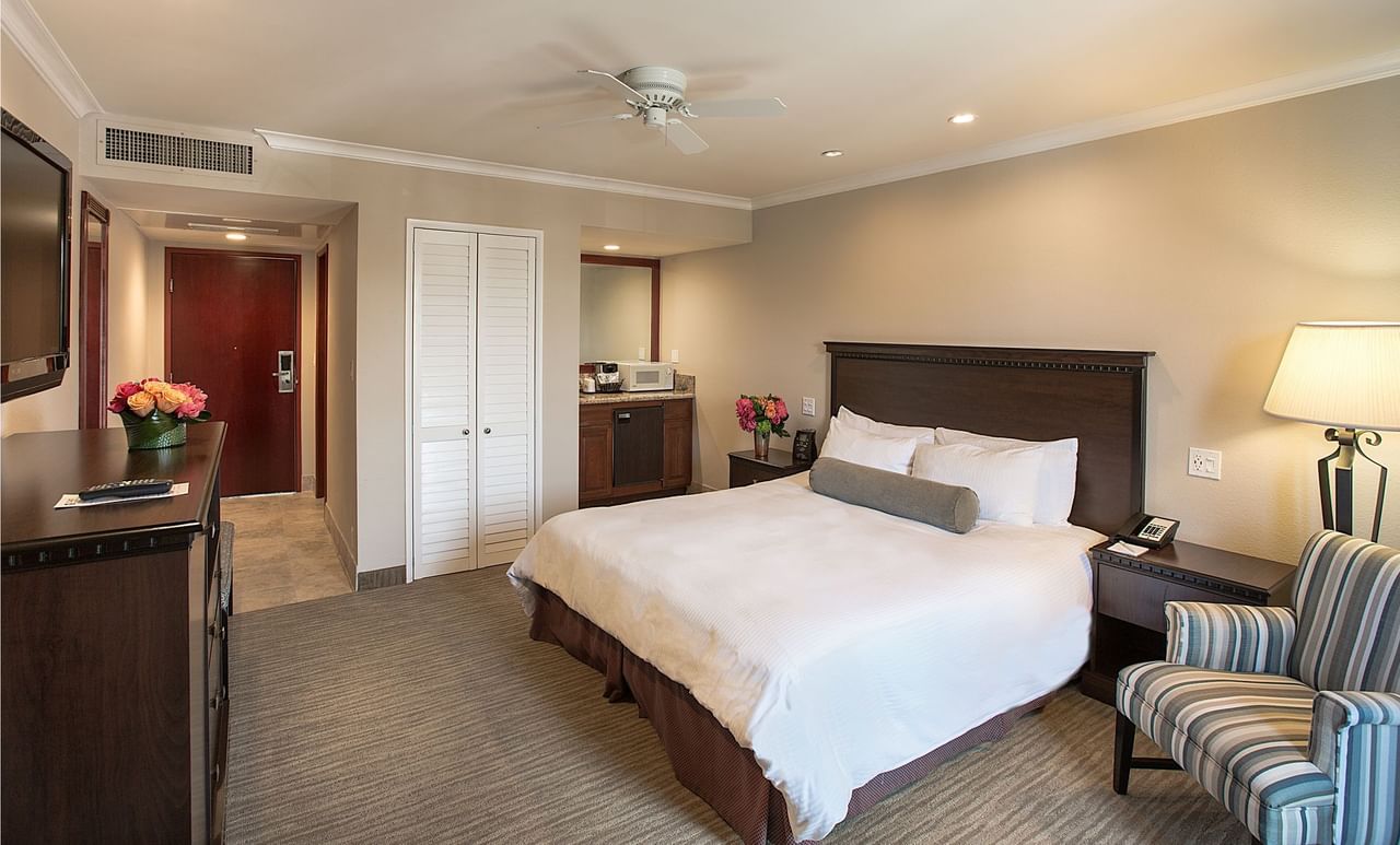 Deluxe Room Wet Bar