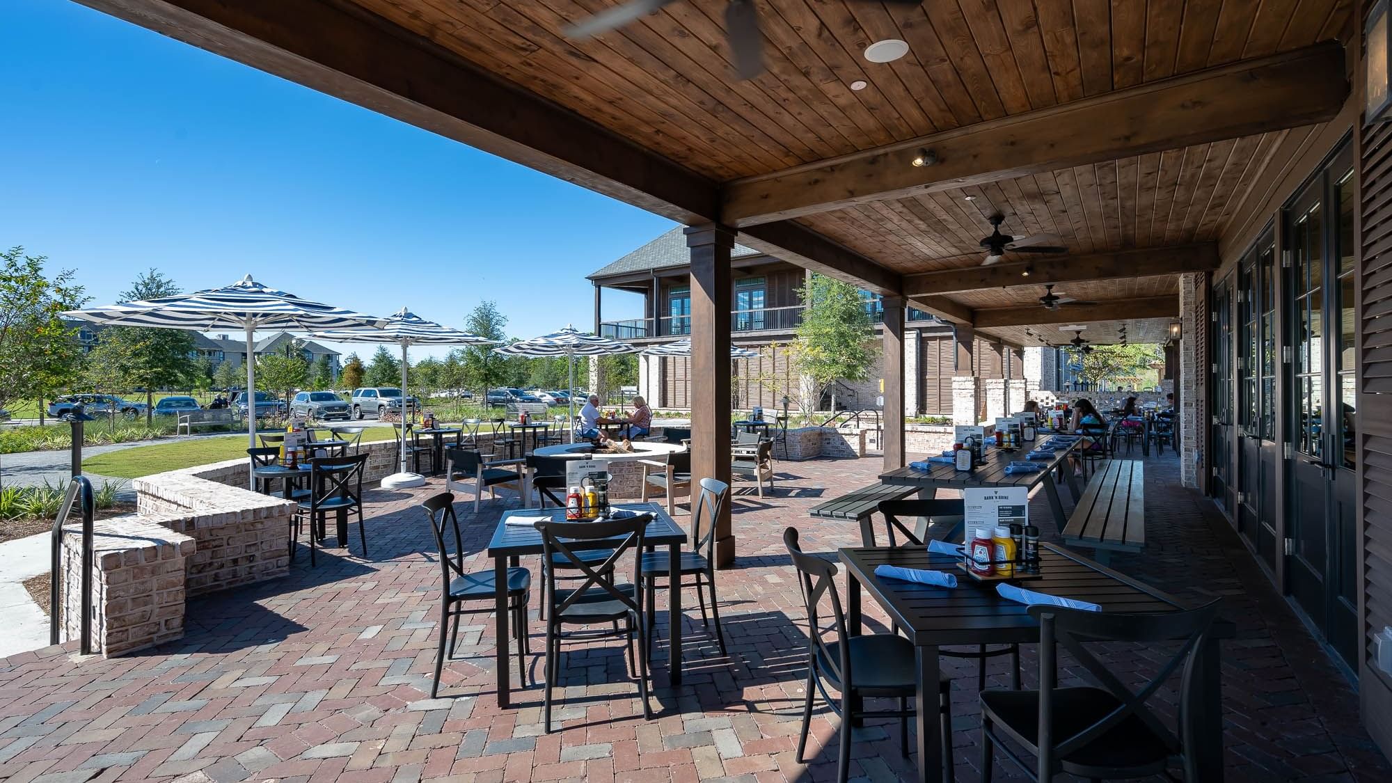 Patio area with arranged seating in Bark ‘N Brine at Camp Creek Inn