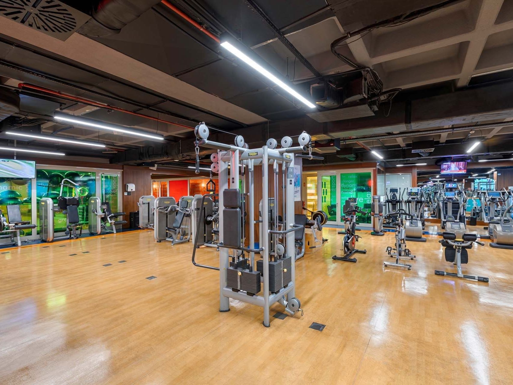 Titanic Port Bakırköy’de yer alan Befine Fitness, son teknoloji spor ekipmanlarıyla donatılmış modern ve ferah bir spor salonu sunuyor.