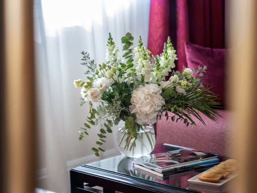 Chambre Executive avec grand lit, coin salon et fenêtre à l'hôtel Warwick Champs-Élysées à Paris.