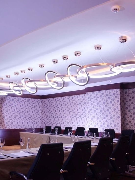 تجهيزات قاعة الاجتماعات في قاعة 