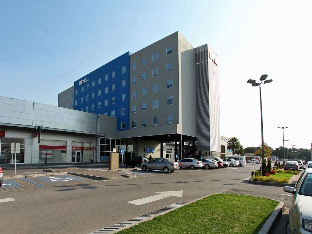 Vista exterior del hotel en una fachada de Cuautitlán.