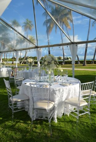 A round banquet table served at the wedding at Copamarina