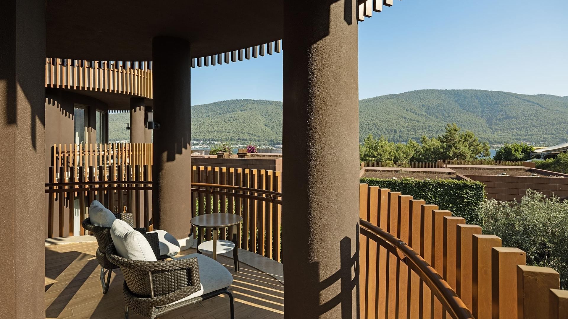 Балкон виллы Superior в Titanic Luxury Collection Bodrum с видом на зелень, столом и стульями