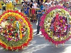 Coronas de flores en un evento callejero cerca de Hoteles Fiesta Americana