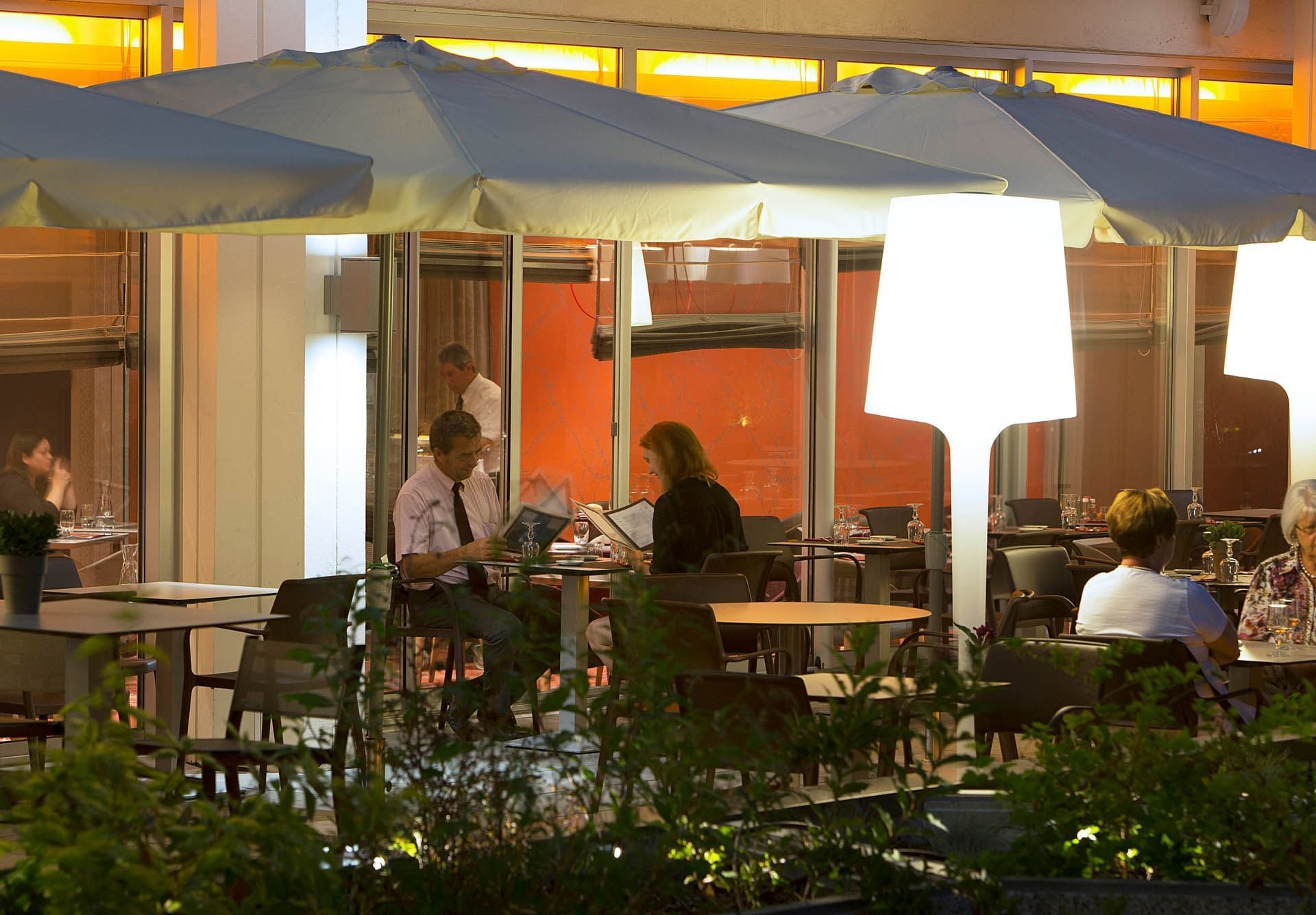 Personnes dînant sur la terrasse à Oceania Clermont-Ferrand