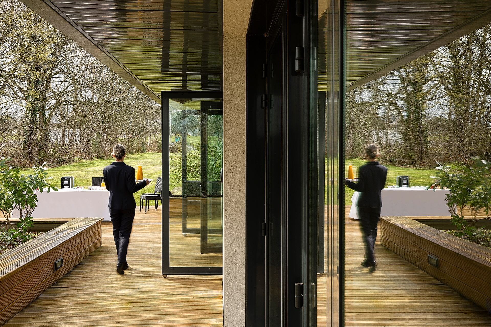 Serveuse passant devant le patio à l'Escale Oceania Rennes