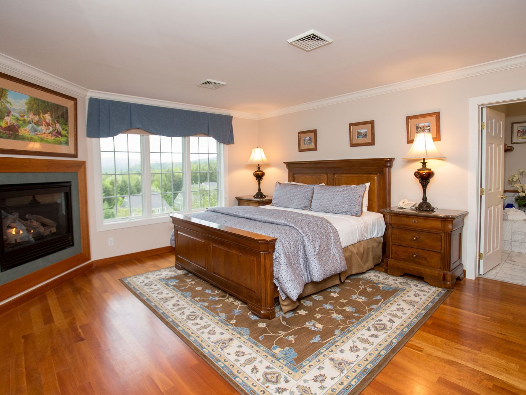Bedroom with one bed in the Resort Home 623B at Topnotch Stowe Resort