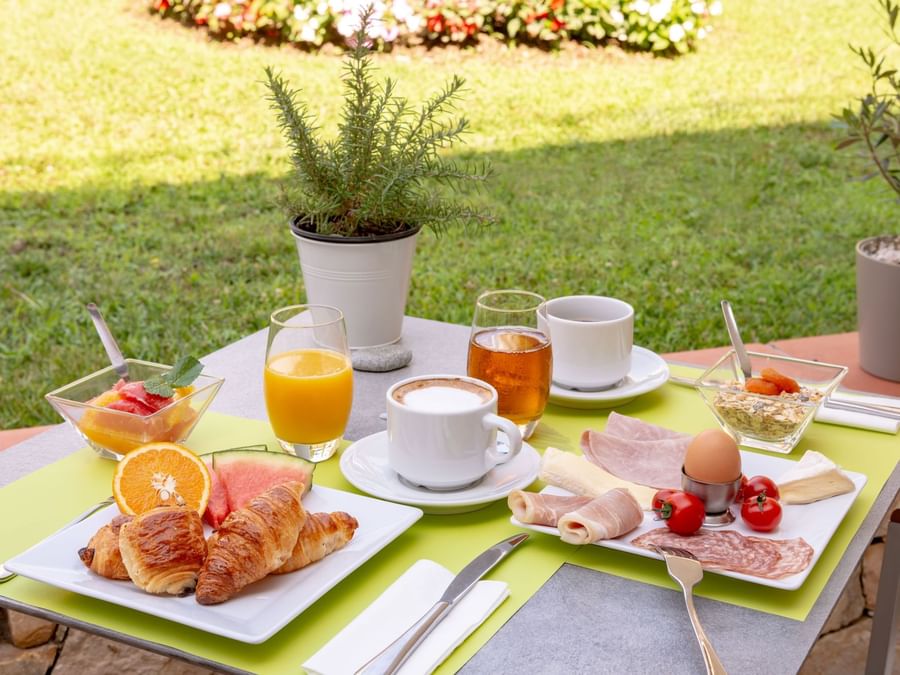 Outdoor dining table with healthy breakfast at Les strelitzias