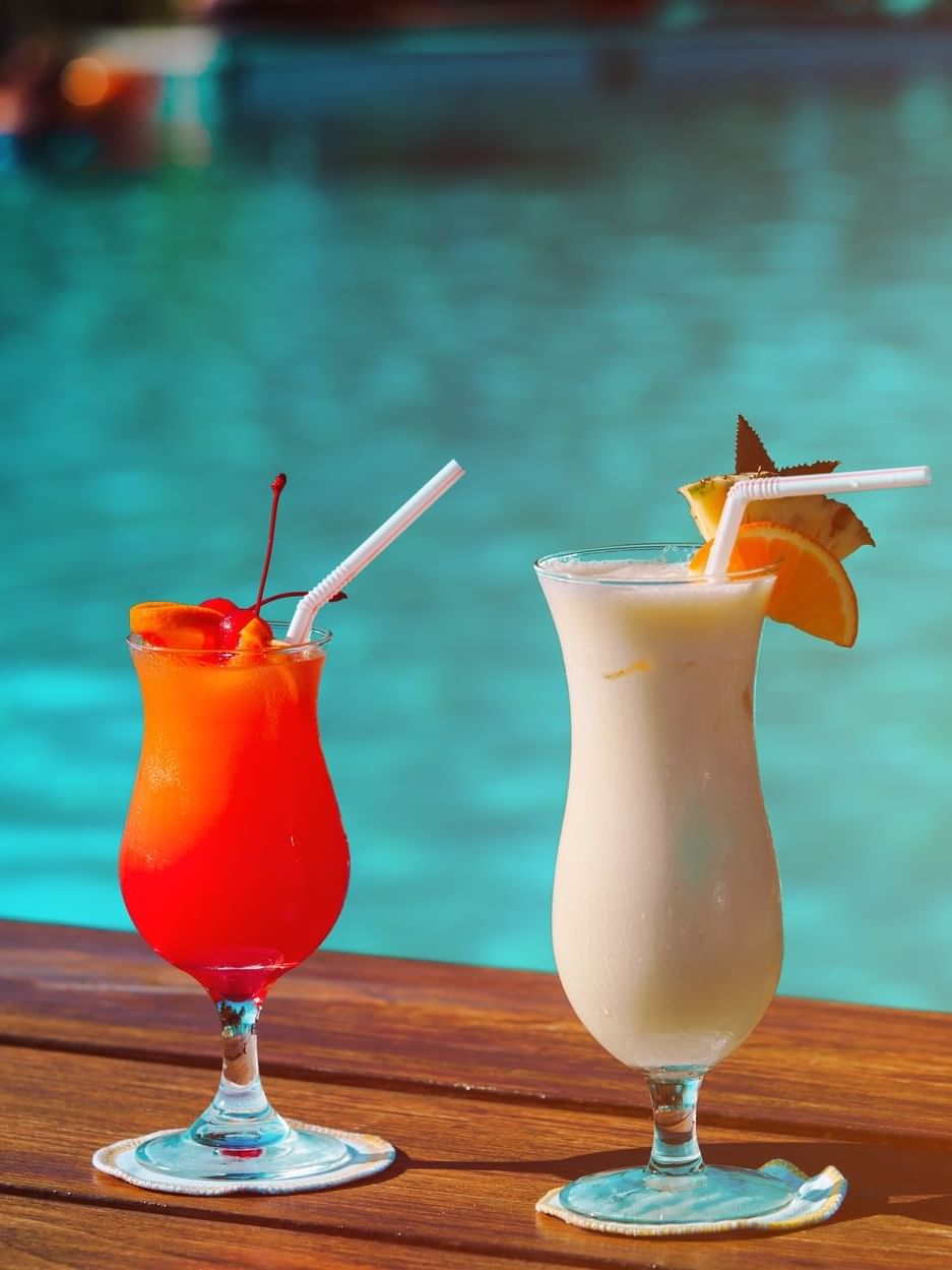 Cocteles servidos en el área exterior de la piscina en Oasis Bar & Grill en Las Casitas Village.