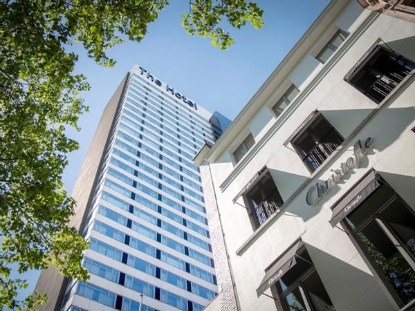 Vue extérieure du boulevard de Waterloo près de l'Hôtel Brussels