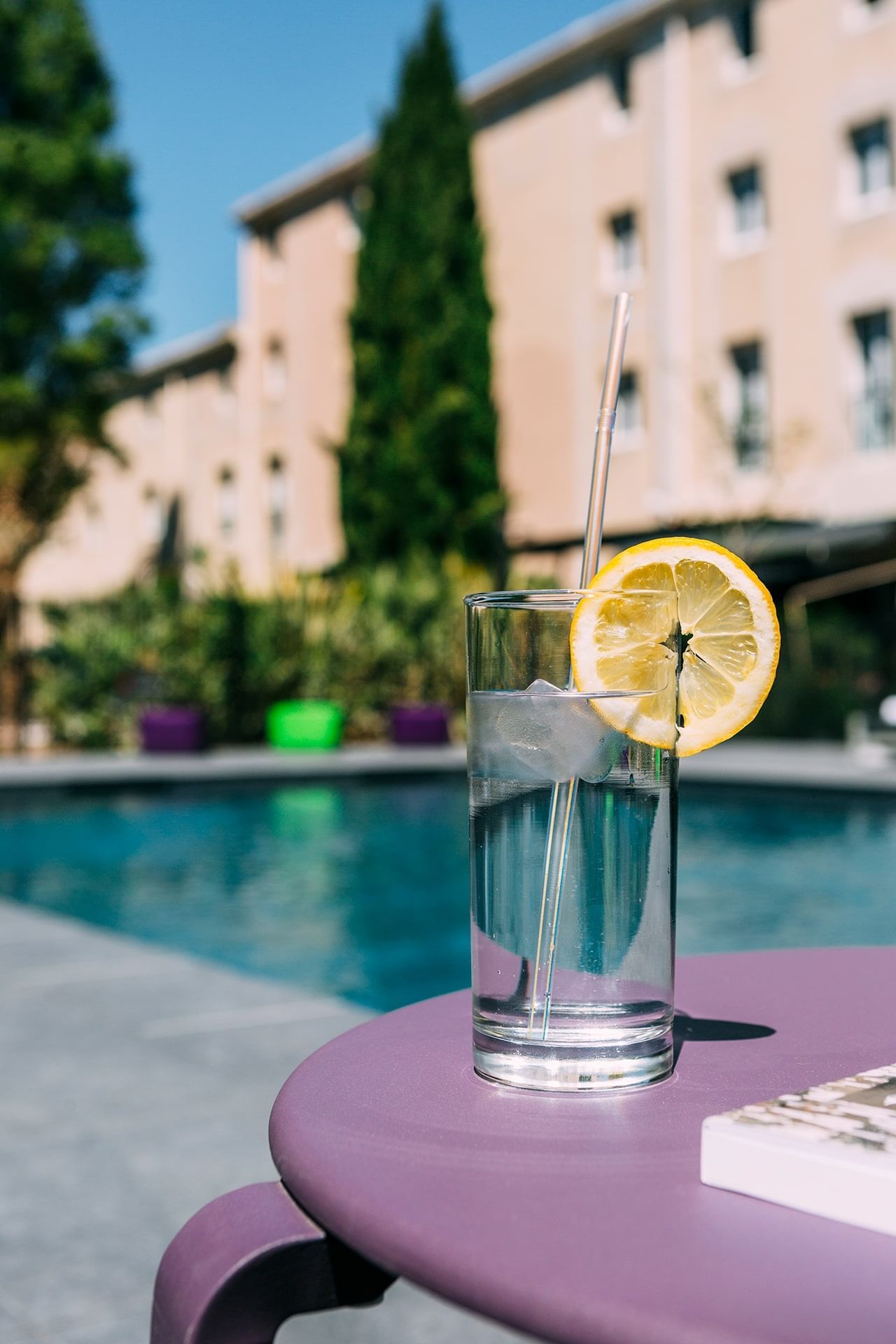 Gros plan d'un cocktail près de la piscine à l'Escale Oceania Aix-en-Provence