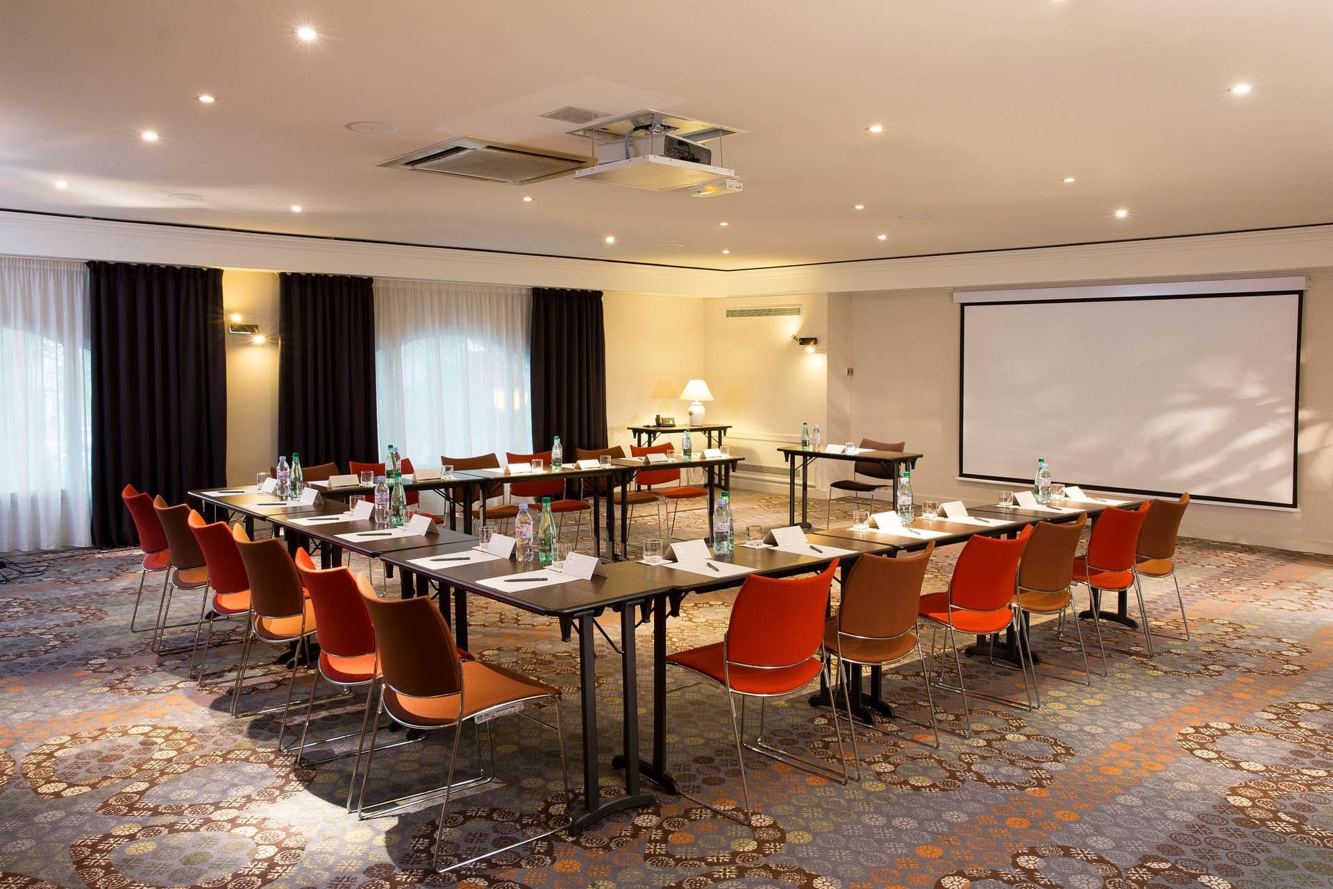 Table de réunion en U dressée à l'Oceania L'Univers Tours