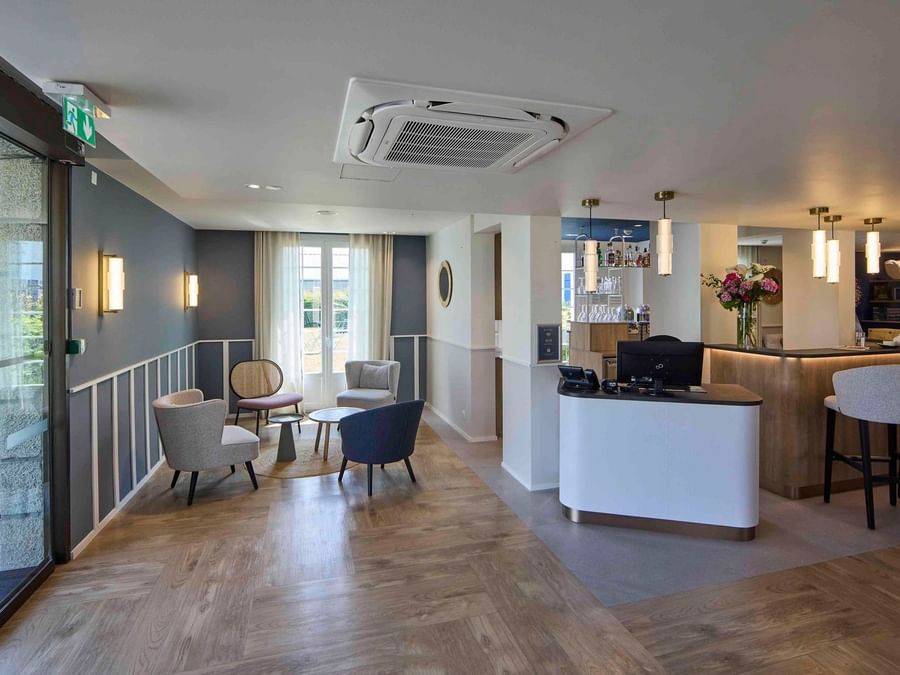 Salon d'accueil avec bar et fauteuils confortables à l'Hôtel La Marébaudière.