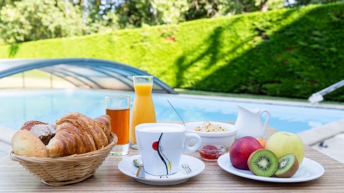 Breakfast by the pool in Hotel Le Sextant