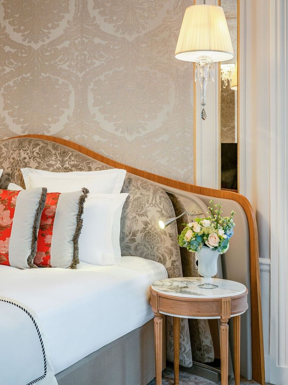 La chambre de la suite « Duke of Westminster », élégamment décorée, à l'Hôtel Westminster Paris.