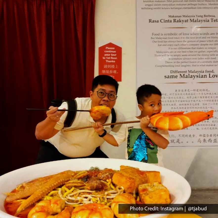 Tourists took a picture with curry noodles at Wonderfood Museum Penang - Lexis Suites Penang