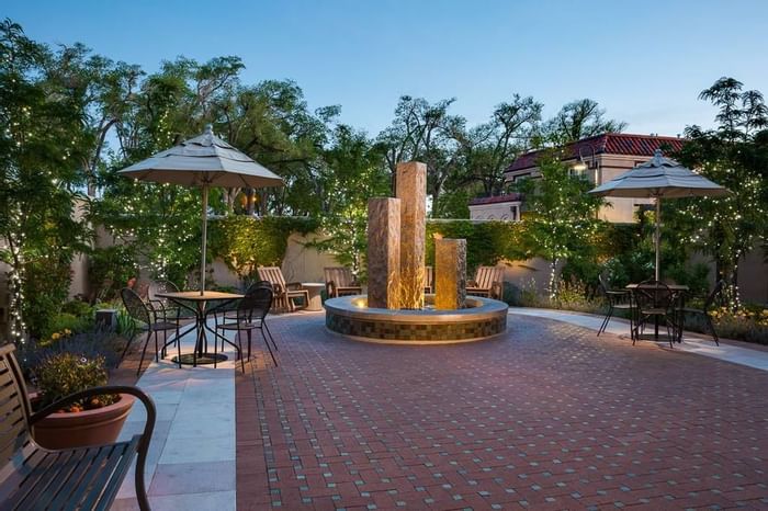 Outdoor terrace with garden and tables at Hotel Parq Central