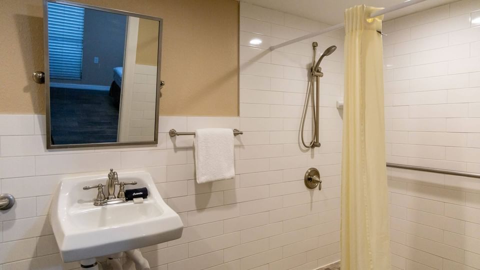 Bath in One-Bedroom Accessible Suite, Legacy Vacation Resorts