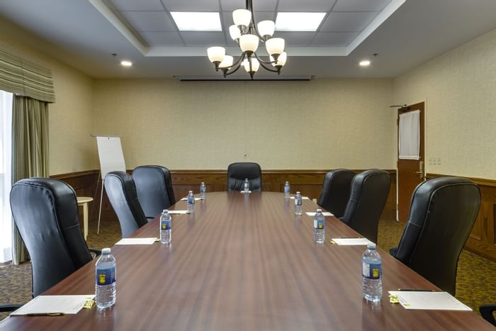 Meeting room at Monte Carlo Inn Barrie Suites 