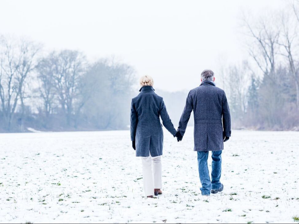 A couple on a walk during snow at Gouverneur Trois Rivieres