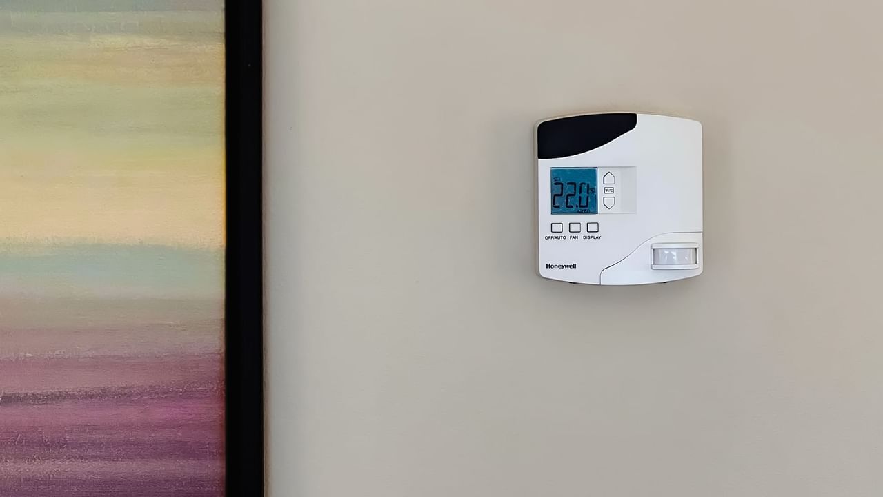Wall thermostat