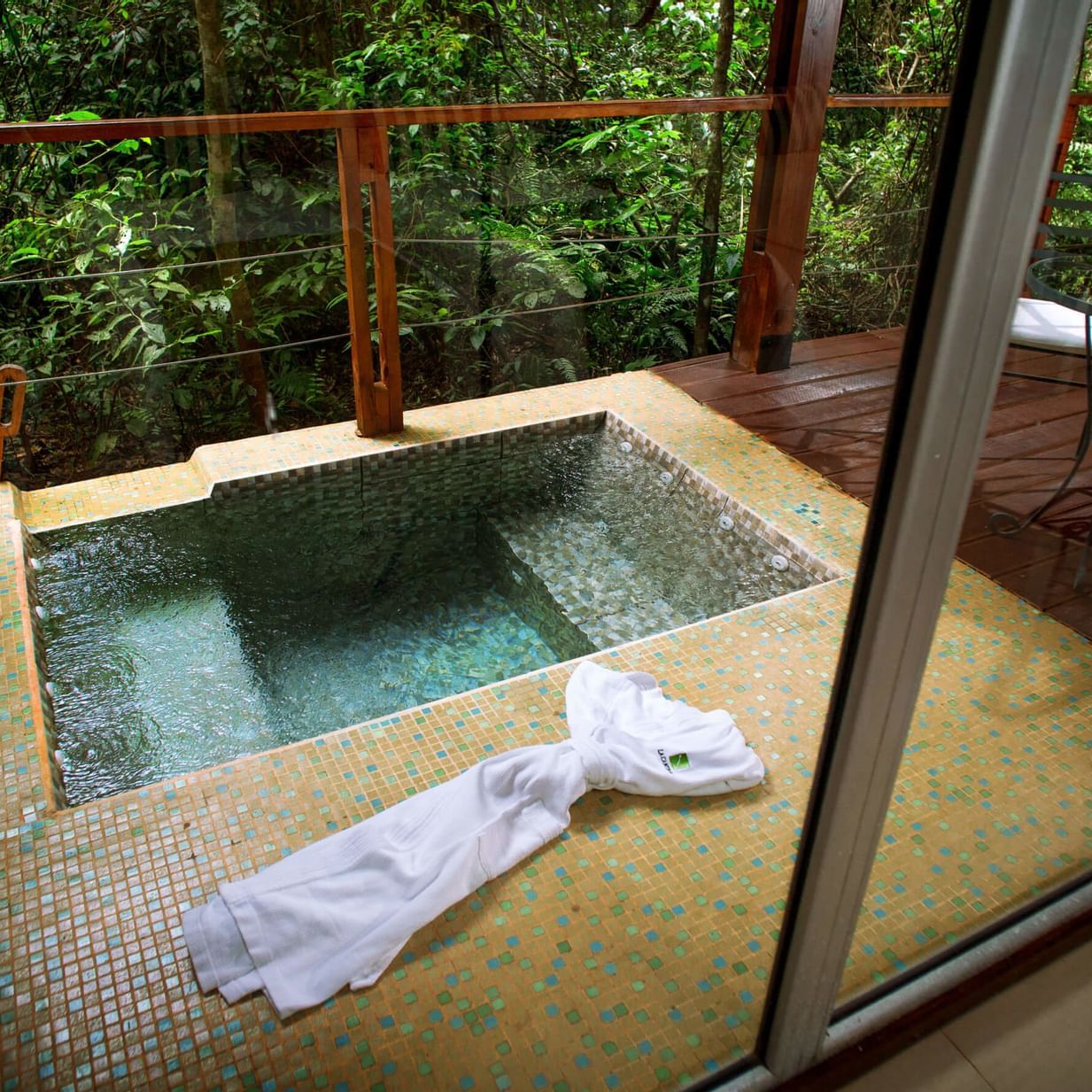 Outdoor Hot tub in the balcony at La Cantera Lodge de Selva